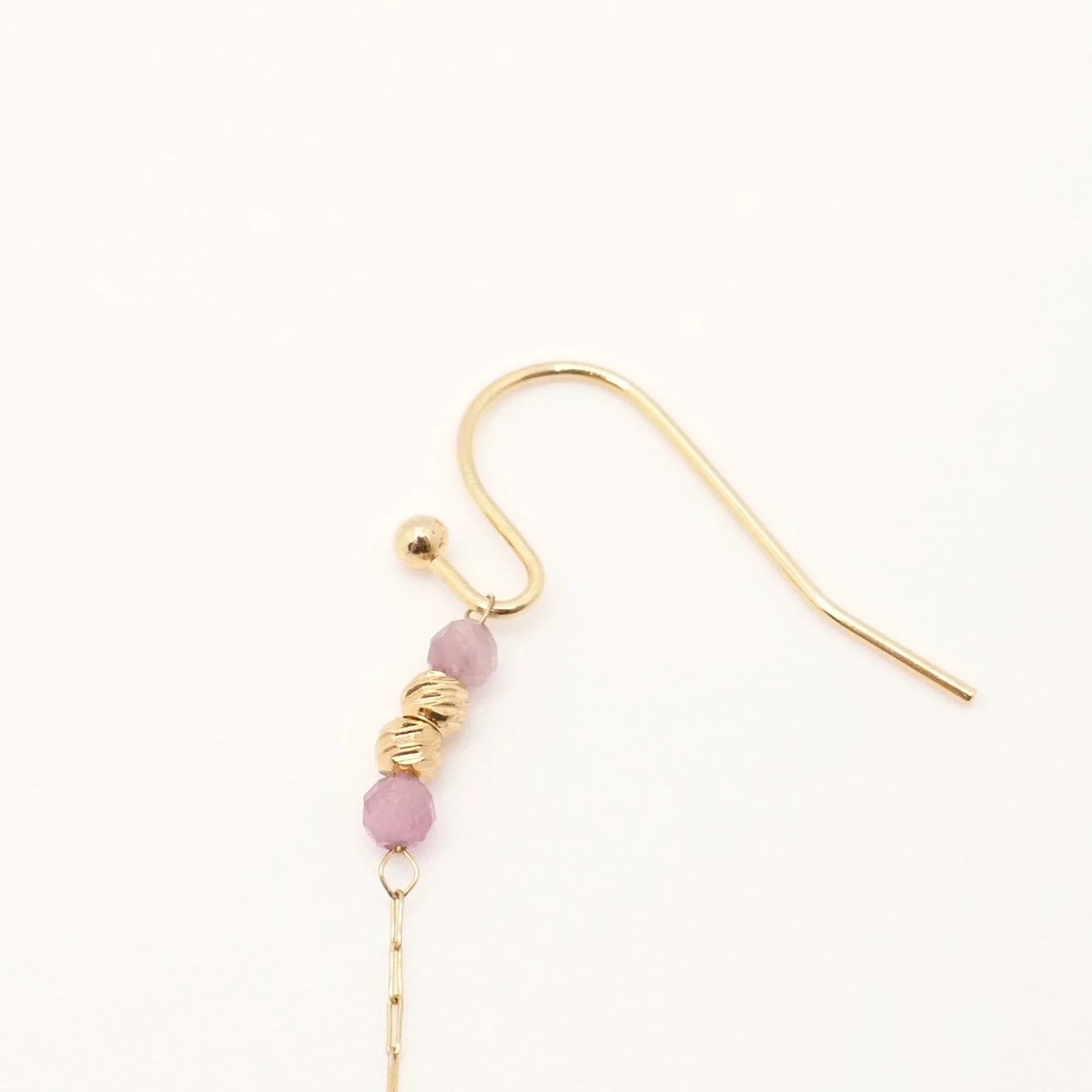 Bijou d'oreilles unique entre boucles et collier en version or et petites perles roses