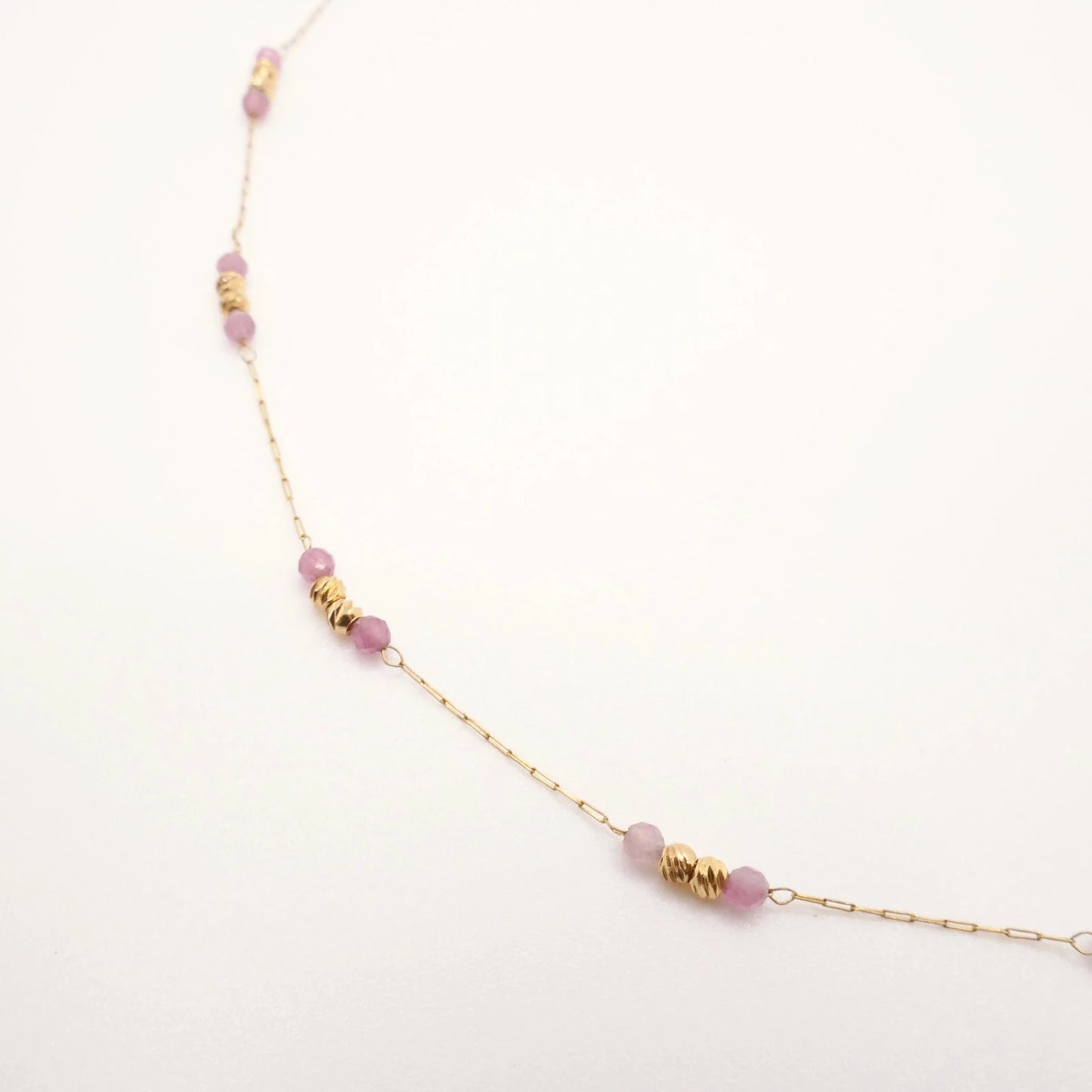 Bijou d'oreilles unique entre boucles et collier en version or et petites perles roses