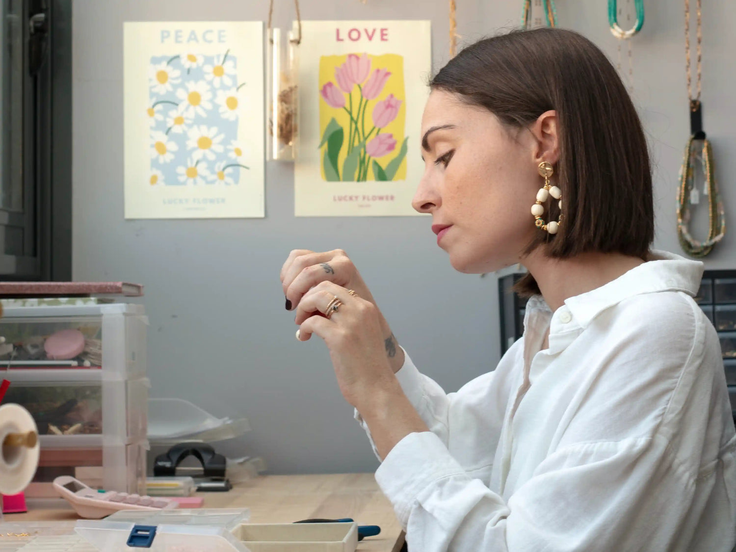 femme créatrice de bijoux en train de travailler dans son atelier