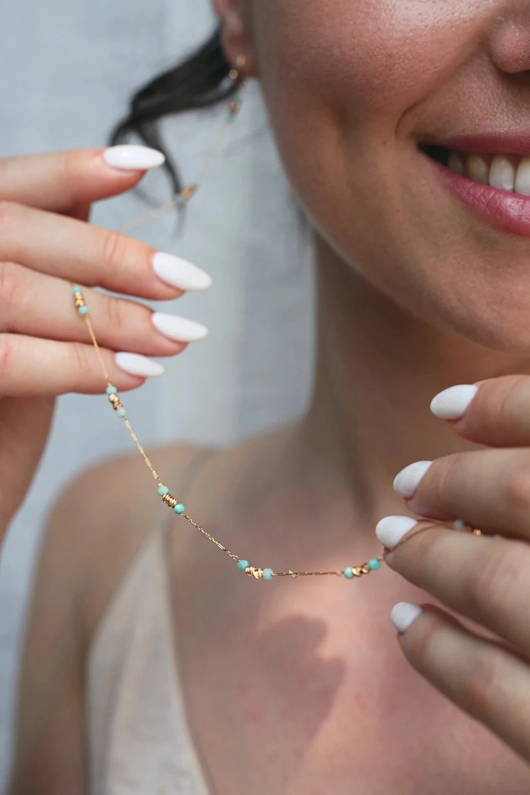 bijou d'oreilles pour femme original et singulier en acier inoxydable et perles naturelles bleues
