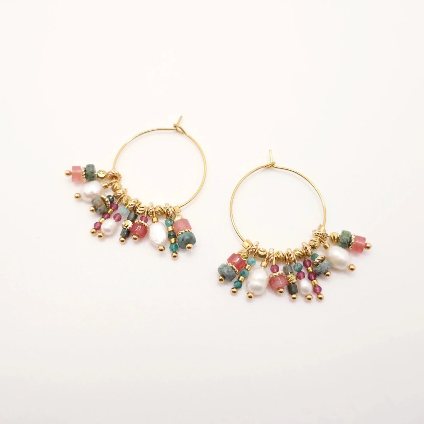 Mini boucles d'oreilles créoles dorées ornées de perles et pierres semi-précieuses colorées rouges et vertes