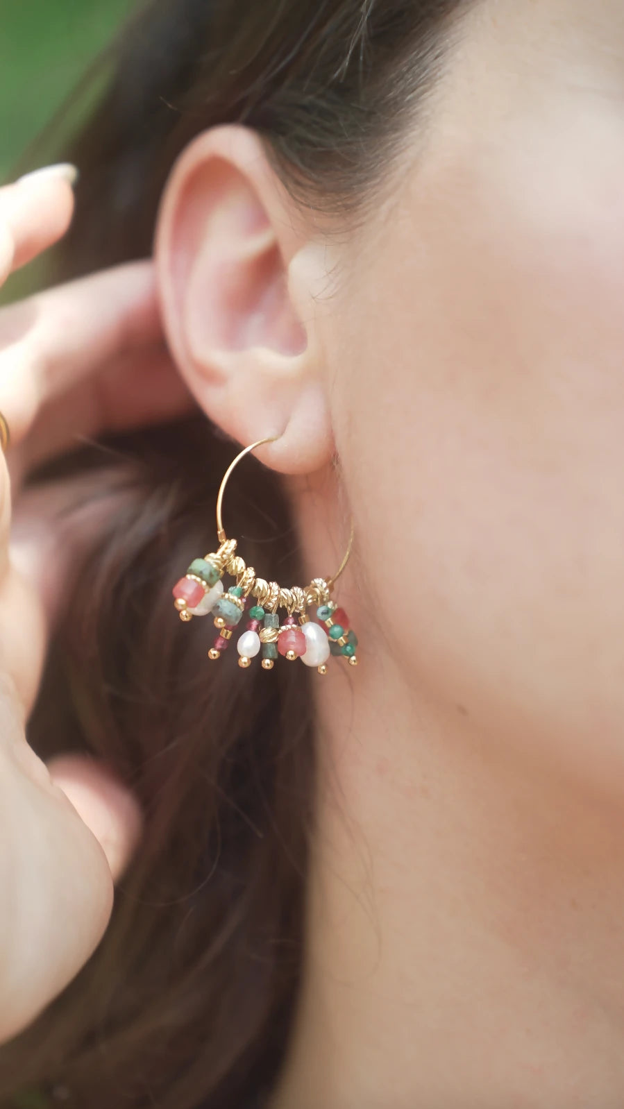 Mini boucles d'oreilles créoles dorées ornées de perles et pierres semi-précieuses colorées rouges et vertes