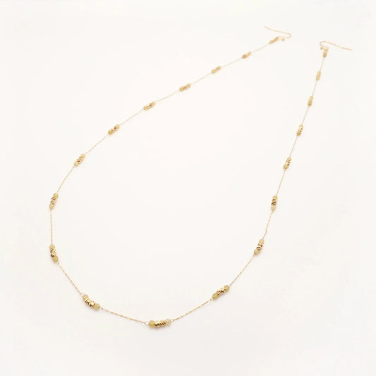 collier d'oreilles création unique cloralys chaine or et perles rondes jaunes bijou de dos et de décolleté