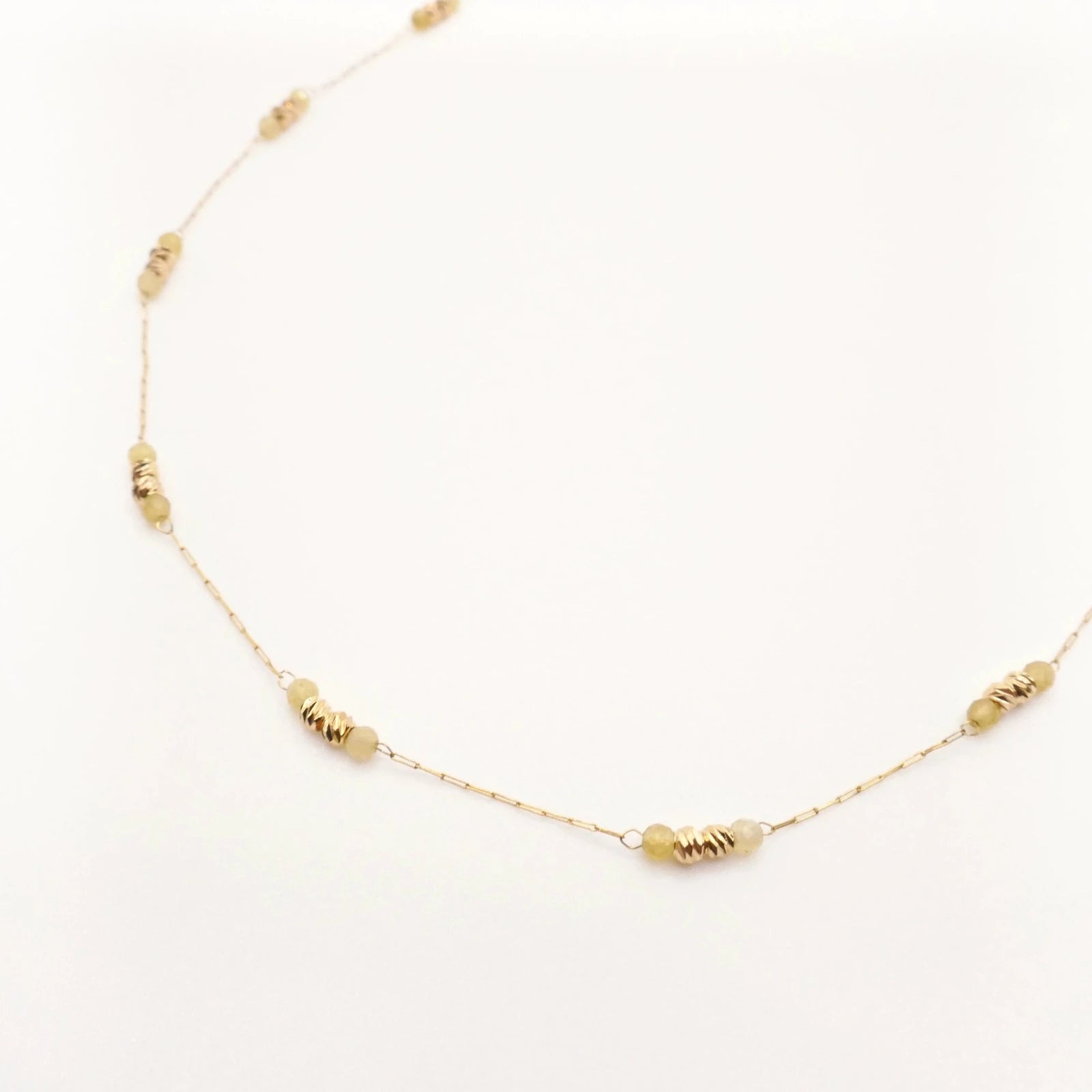 collier d'oreilles création unique cloralys chaine or et perles rondes jaunes bijou de dos et de décolleté
