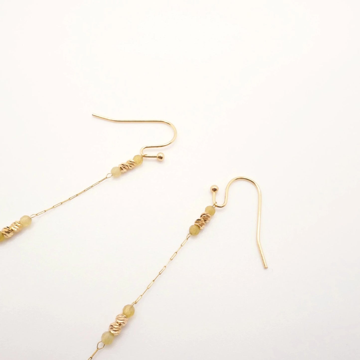 collier d'oreilles création unique cloralys chaine or et perles rondes jaunes bijou de dos et de décolleté