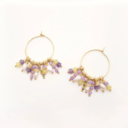 Boucles d'oreilles créoles fines ornées de petites perles et pierres semi-précieuses jaunes et violettes