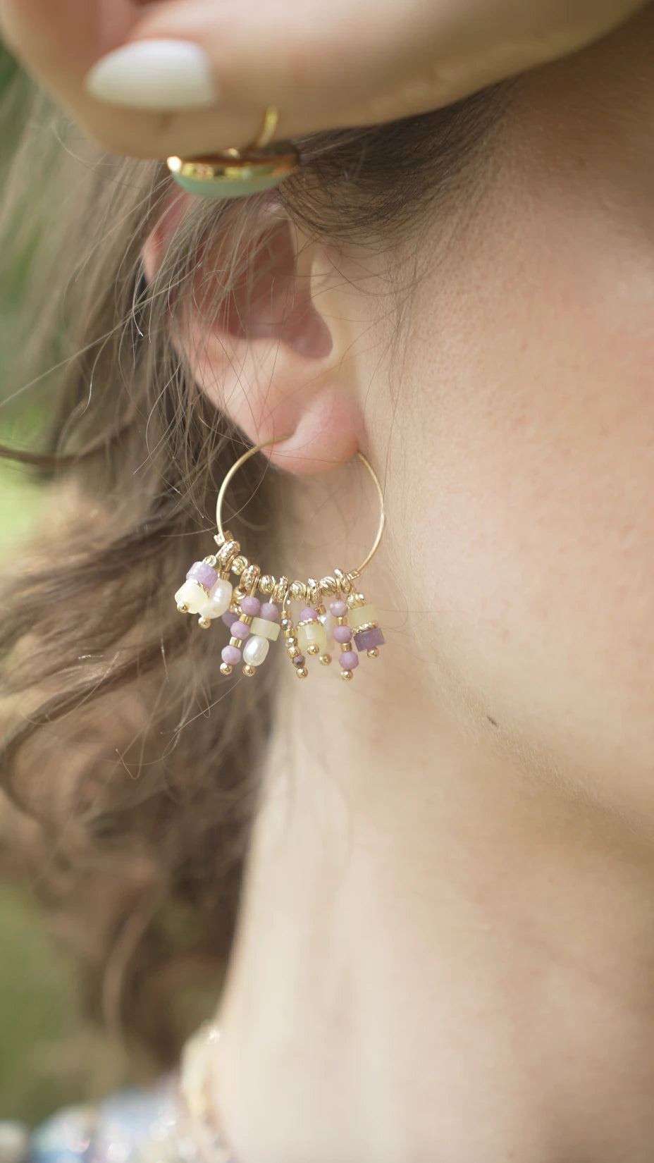 Boucles d'oreilles créoles fines ornées de petites perles et pierres semi-précieuses jaunes et violettes