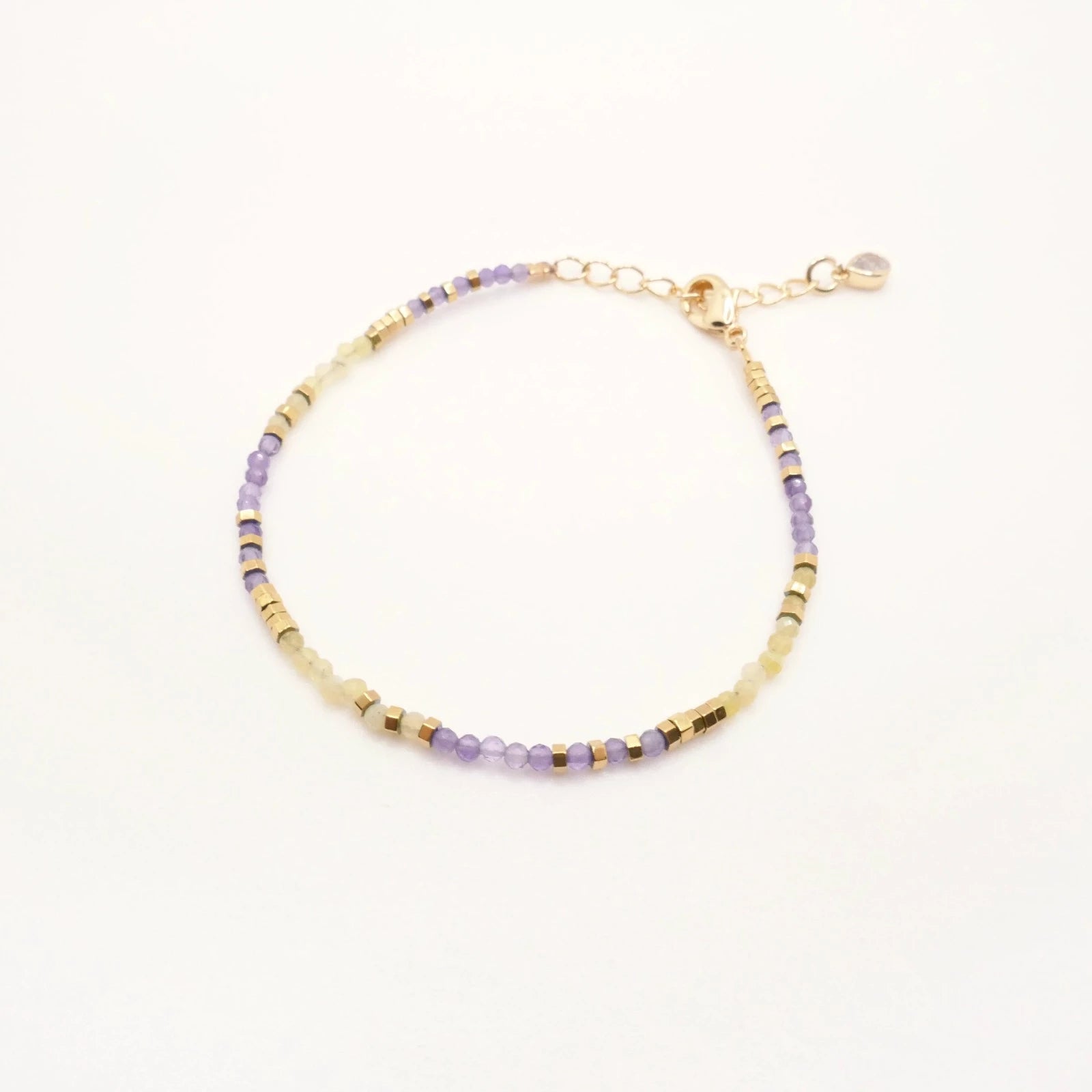 Petit bracelet en perles colorées jaunes et violettes monté sur base en or