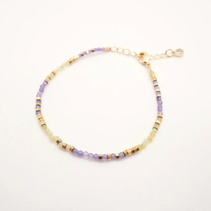 Petit bracelet en perles colorées jaunes et violettes monté sur base en or