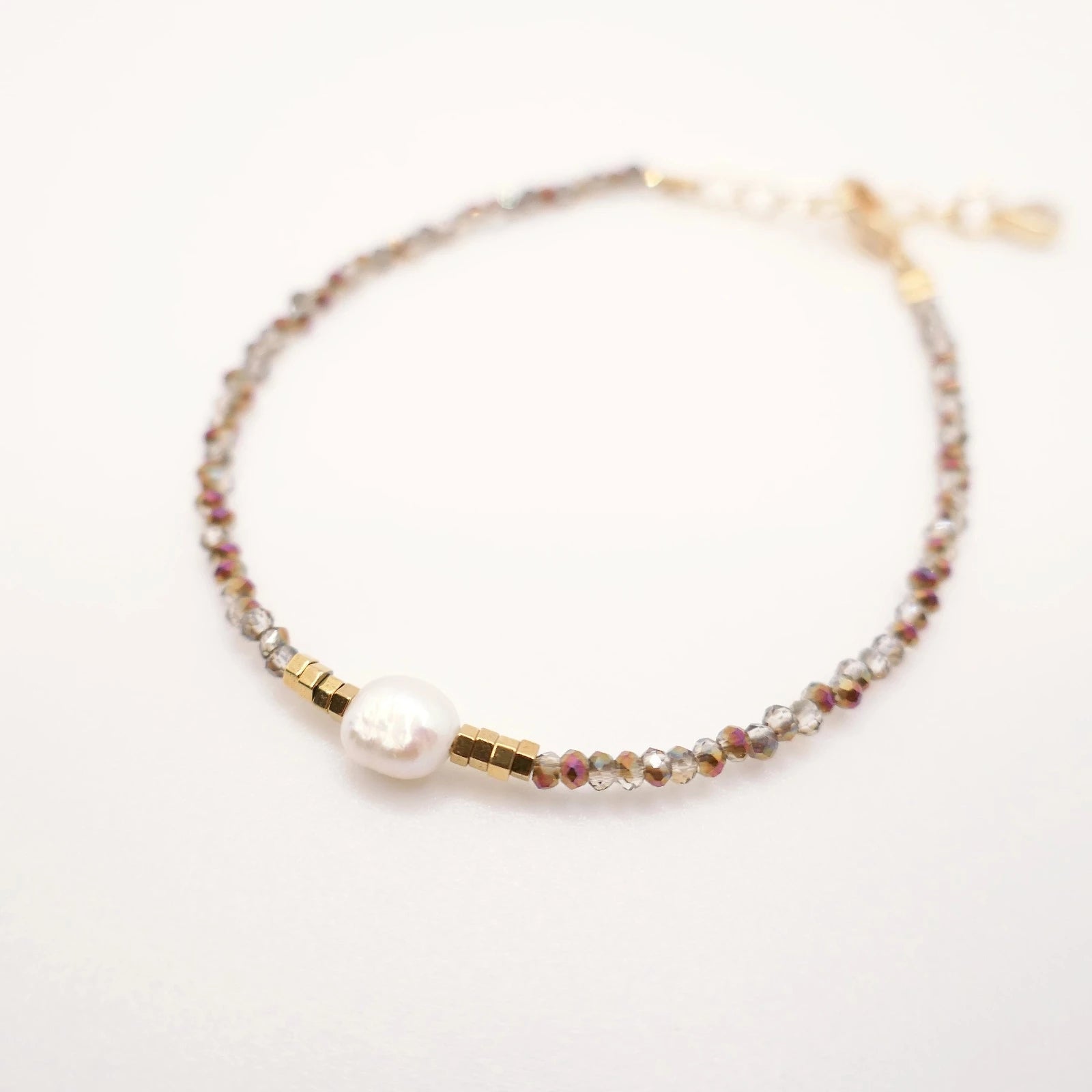 Bracelet fin en perles de cristal perle d'eau douce et doré