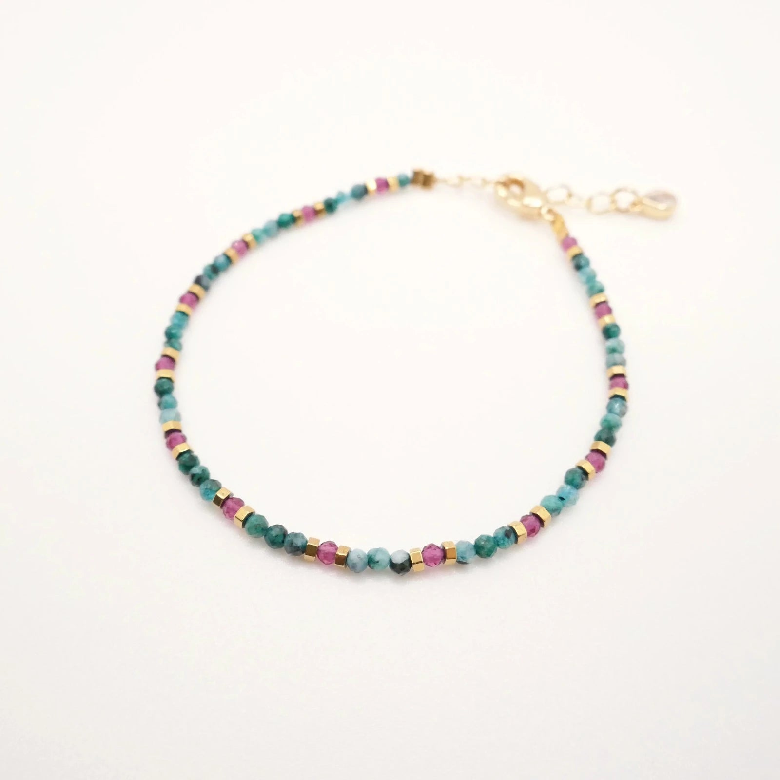 Bracelet homme ou femme en mini perles semi-précieuses vertes rouges et or