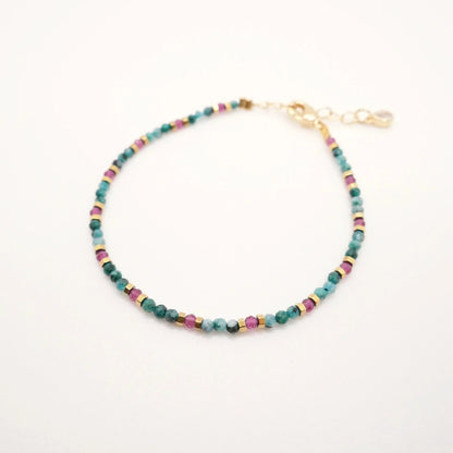 Bracelet homme ou femme en mini perles semi-précieuses vertes rouges et or