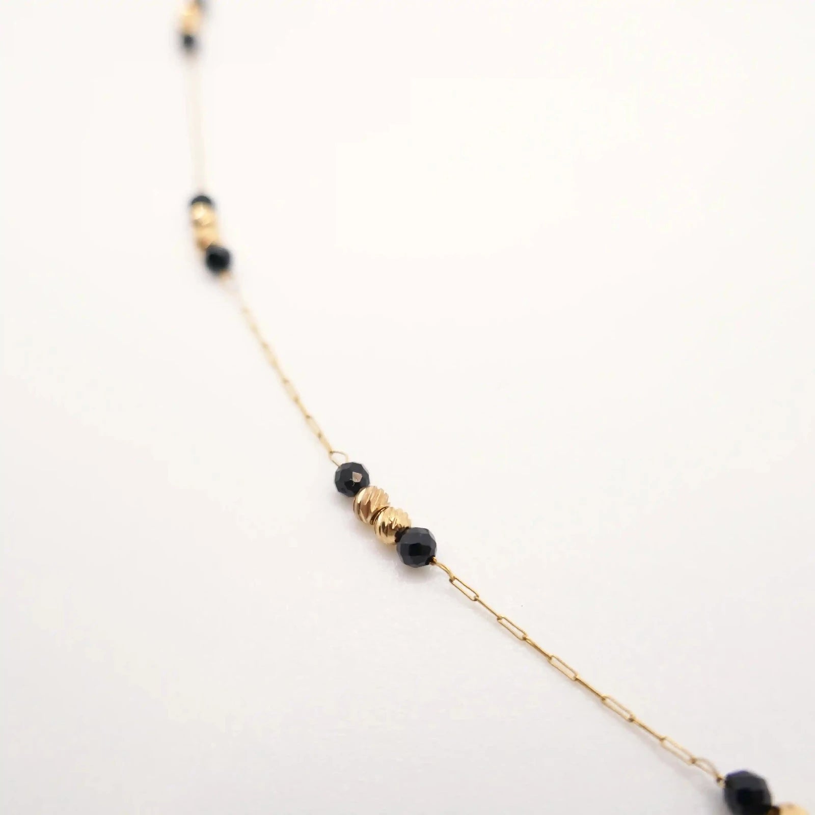 fin collier or de 45 cm en maille chaînée avec perles d'Agate noire