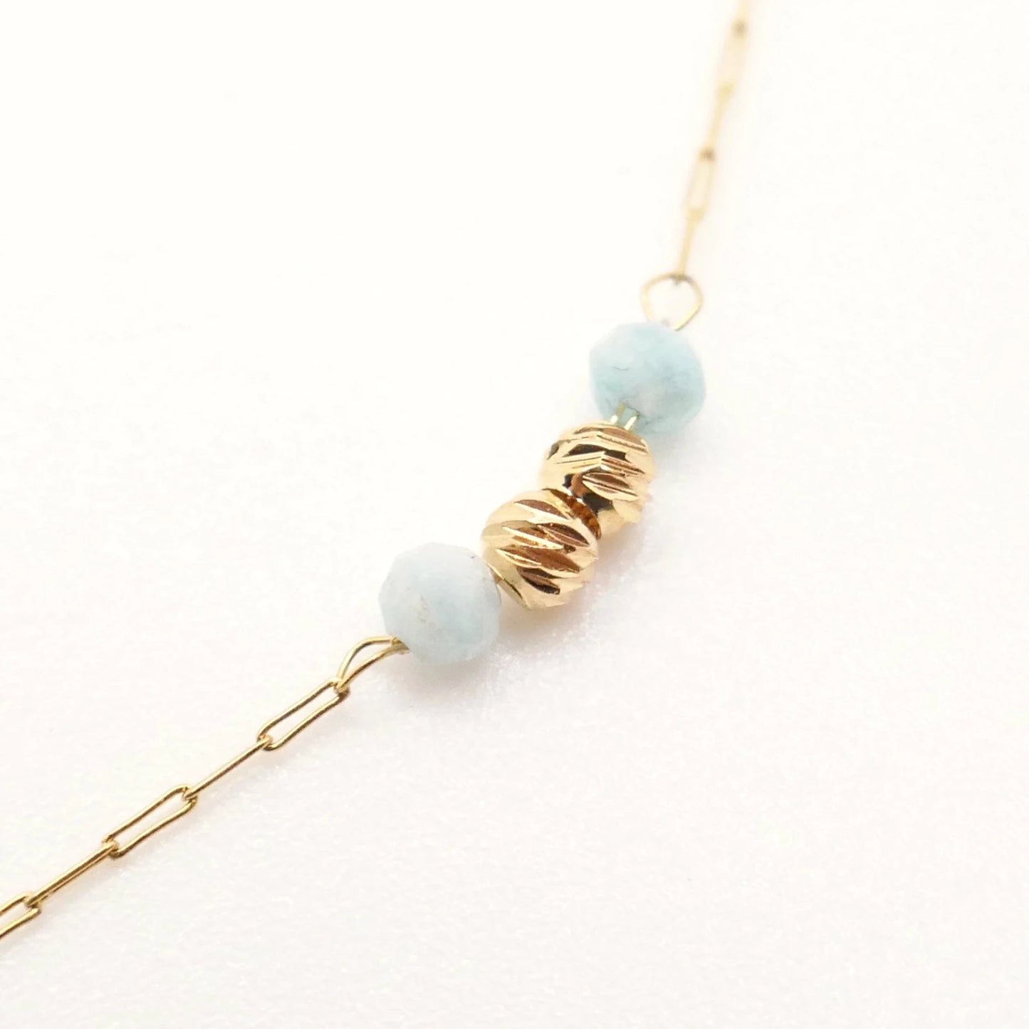 collier pour femme maillons dorés longue chaine et perles rondes martelées or et bleues