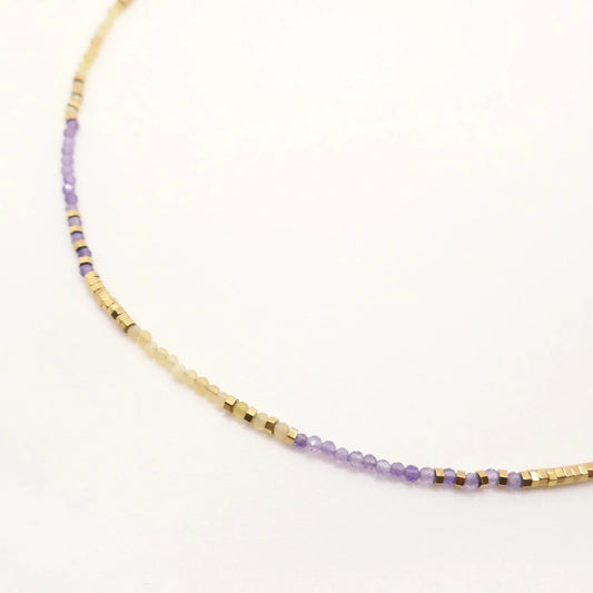 collier aux petites perles jaunes et violettes et détails dorés