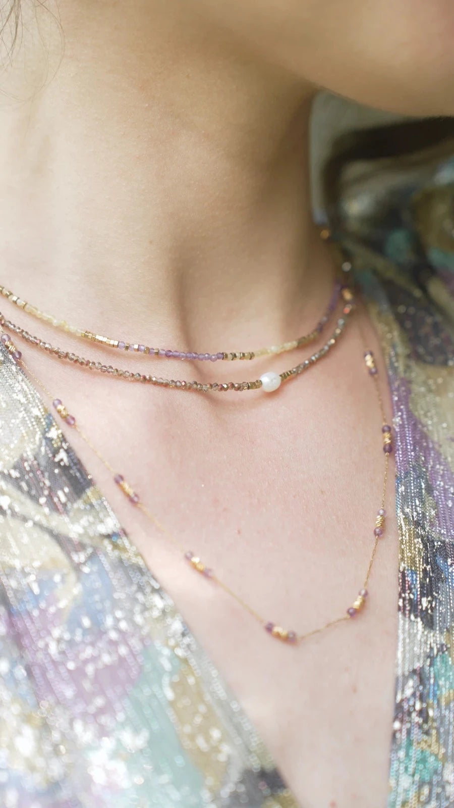 collier aux petites perles jaunes et violettes et détails dorés