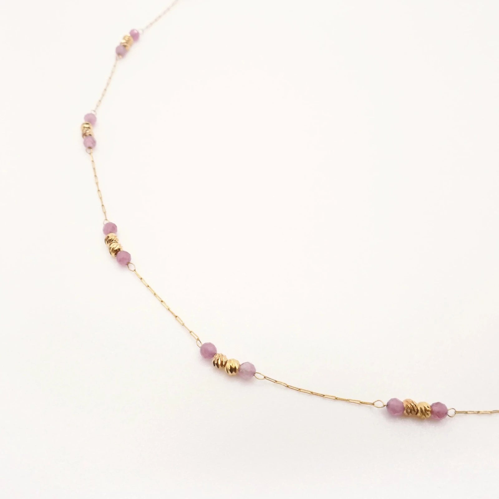 collier élégant fine chaine dorée et petites perles roses rondes