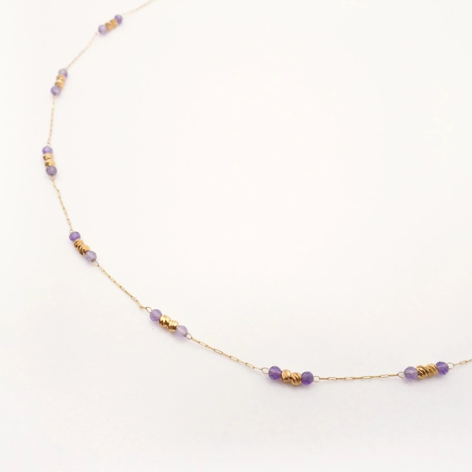 collier élégant fine chaine dorée et petites perles violettes et or