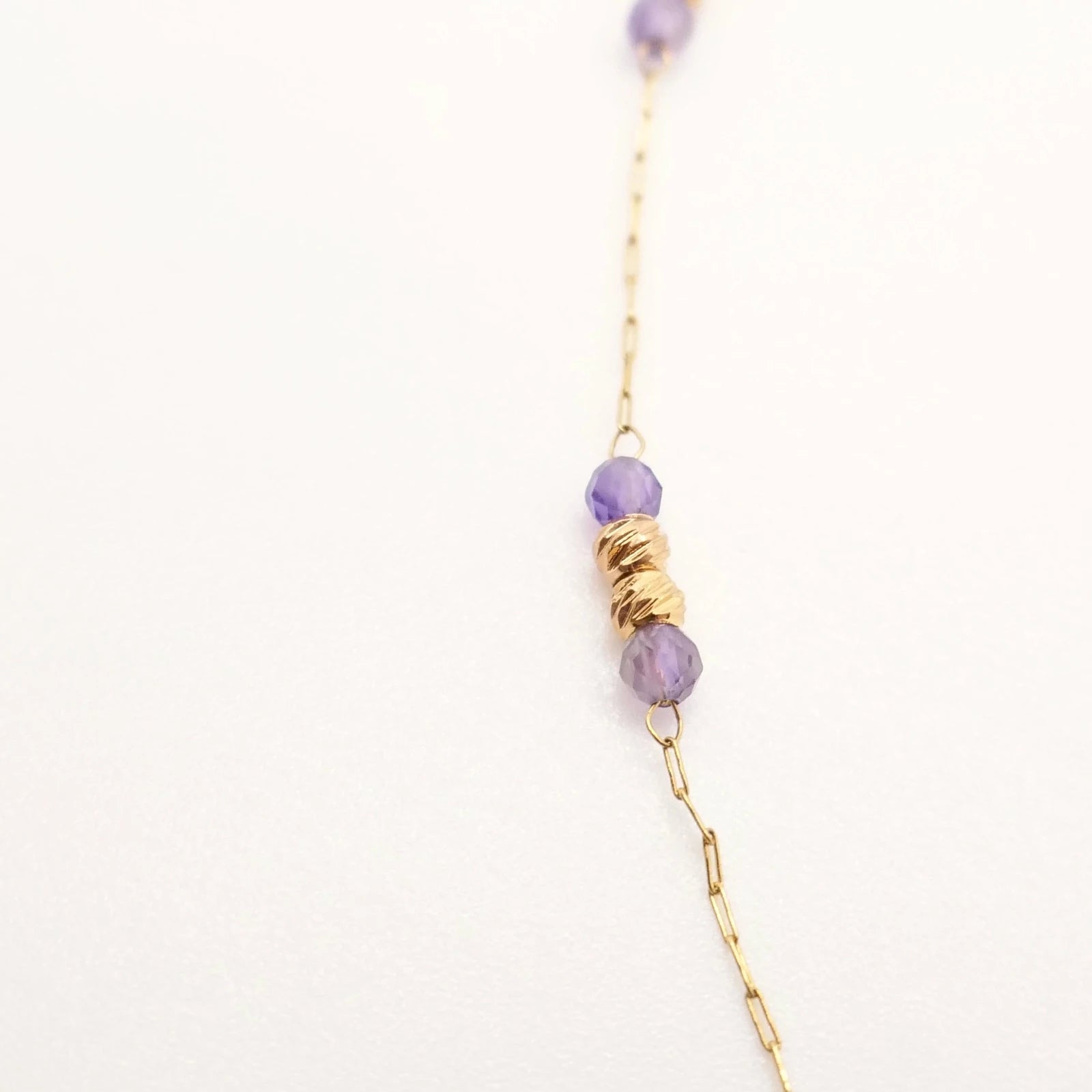 collier élégant fine chaine dorée et petites perles violettes et or