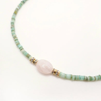 collier vert et rose en perles naturelles heishi et pierre ronde de quartz rose