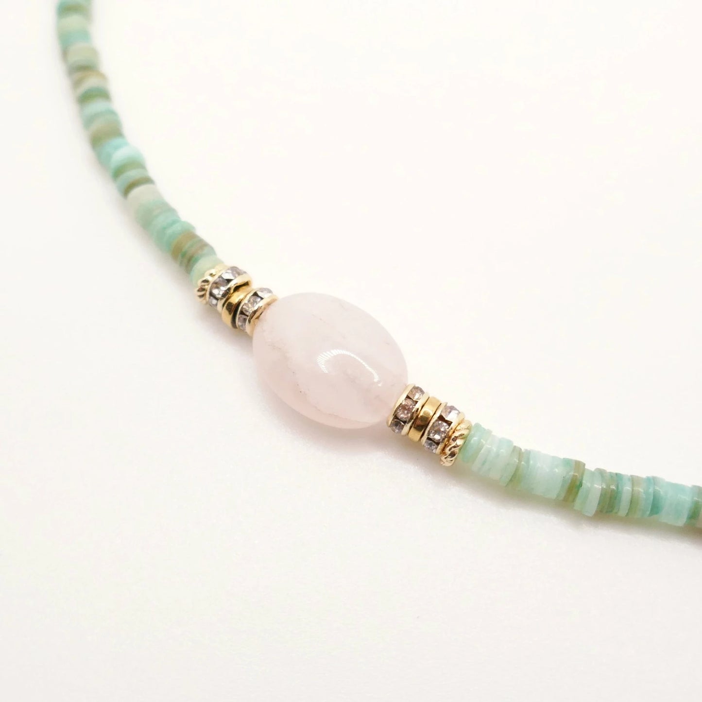 collier vert et rose en perles naturelles heishi et pierre ronde de quartz rose