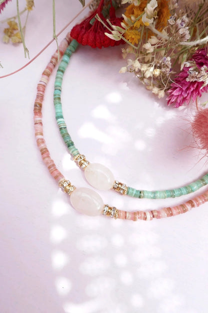 Collier pour femme en perles heishi rose et pierre naturelle ovale de quartz rose