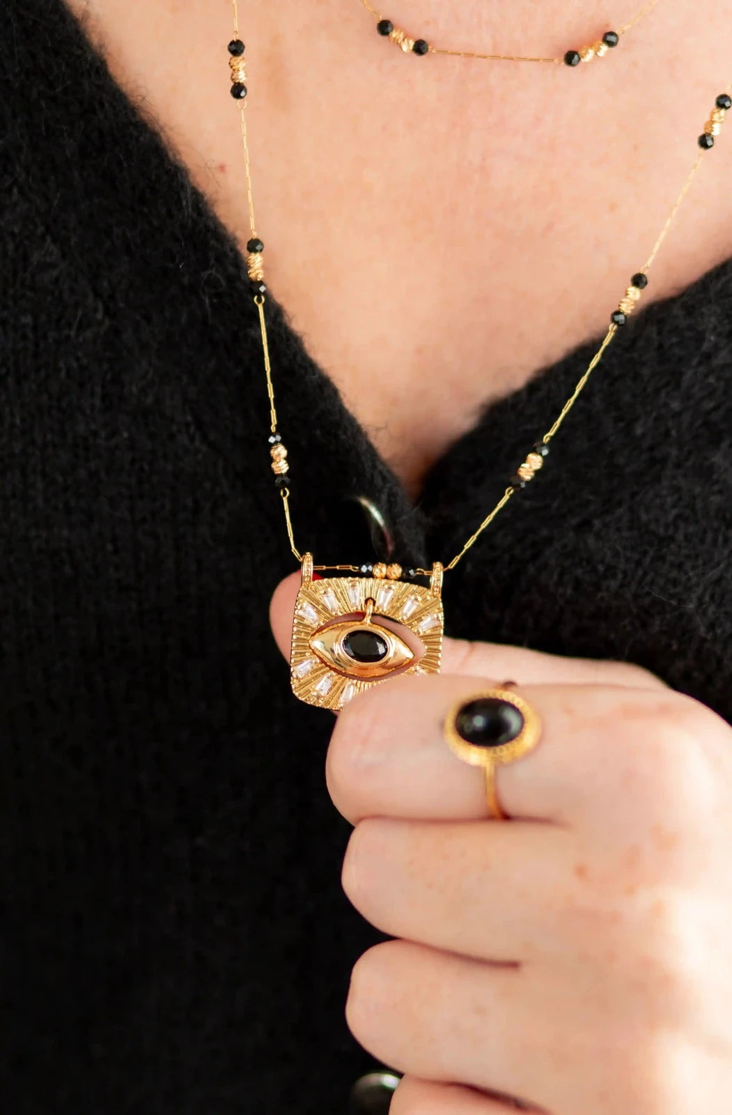 femme portant un collier oeil ethnique or et noir