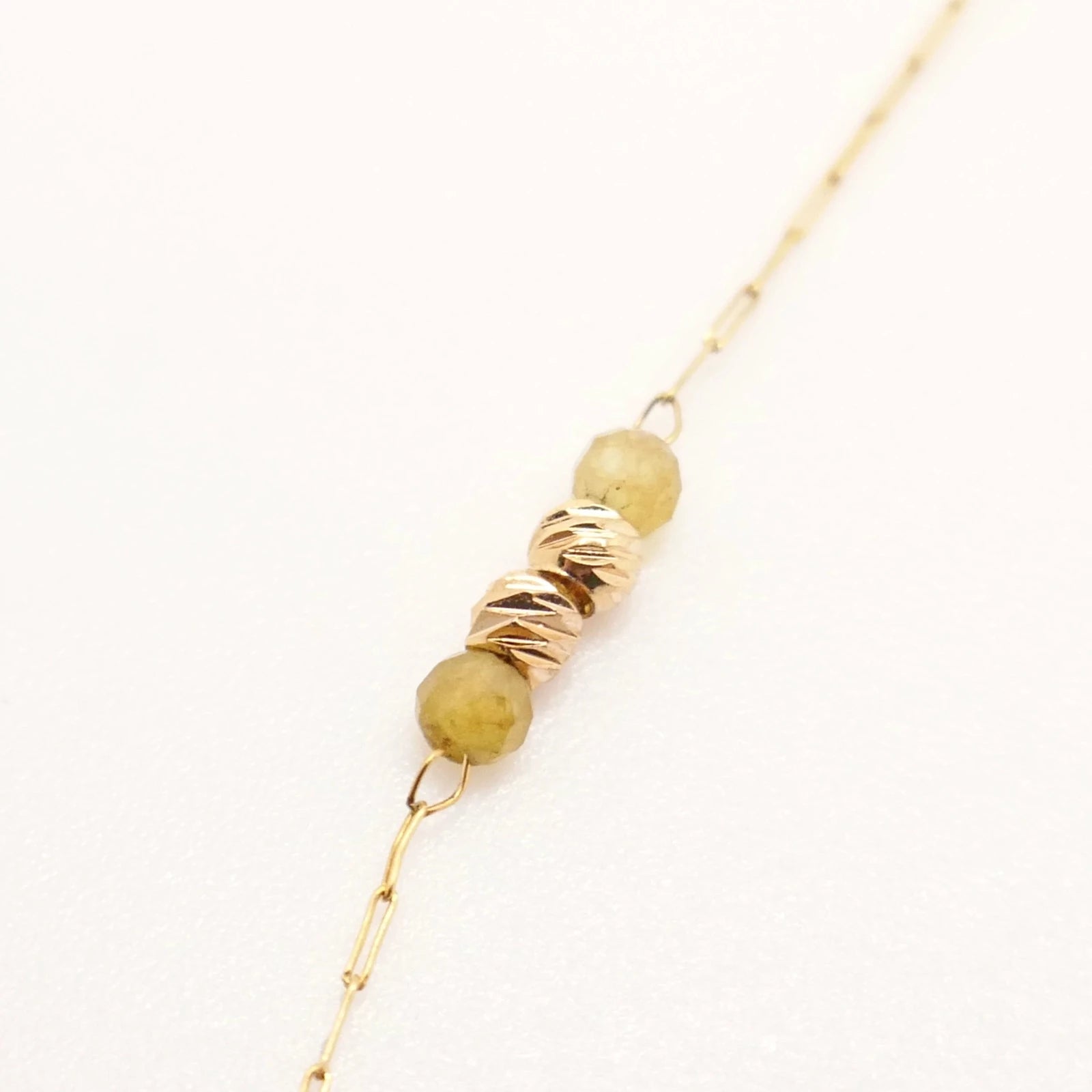 collier pour femme maillons dorés longue chaine et perles rondes martelées or et jaunes