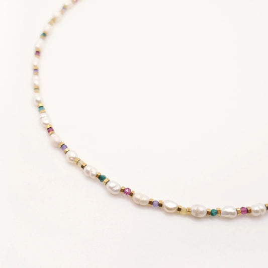 collier fabriqué à la main en petites perles d'eau douce et perles colorées multicolores
