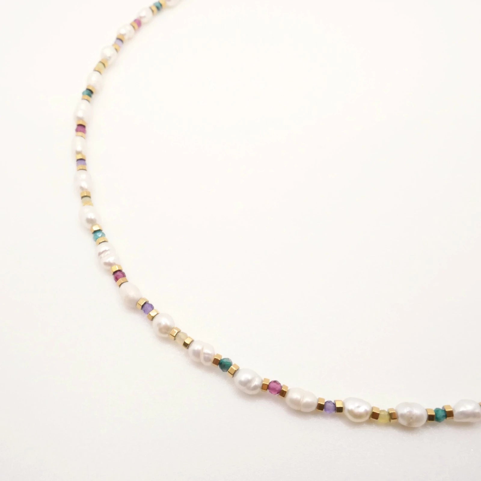 collier fabriqué à la main en petites perles d'eau douce et perles colorées multicolores
