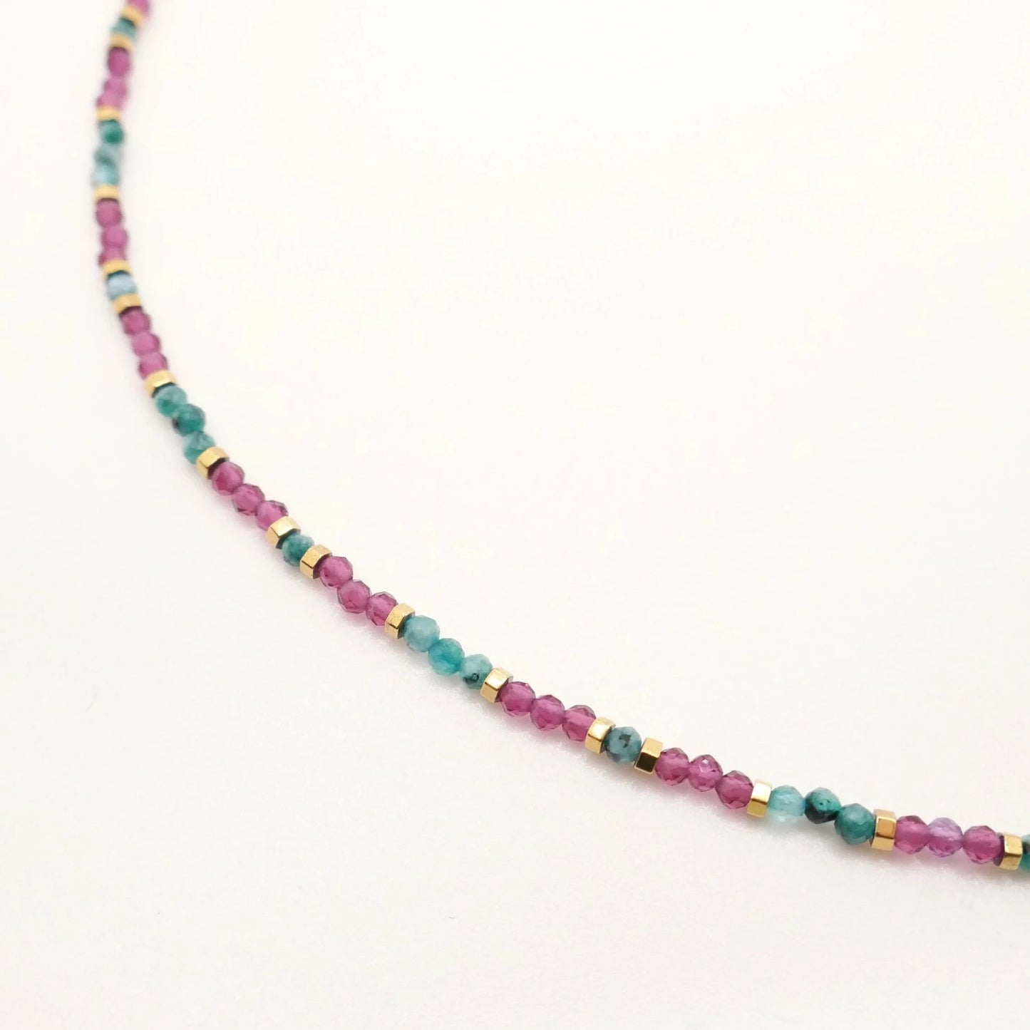 collier en petites perles à facettes cristal brillant rouge vert et or