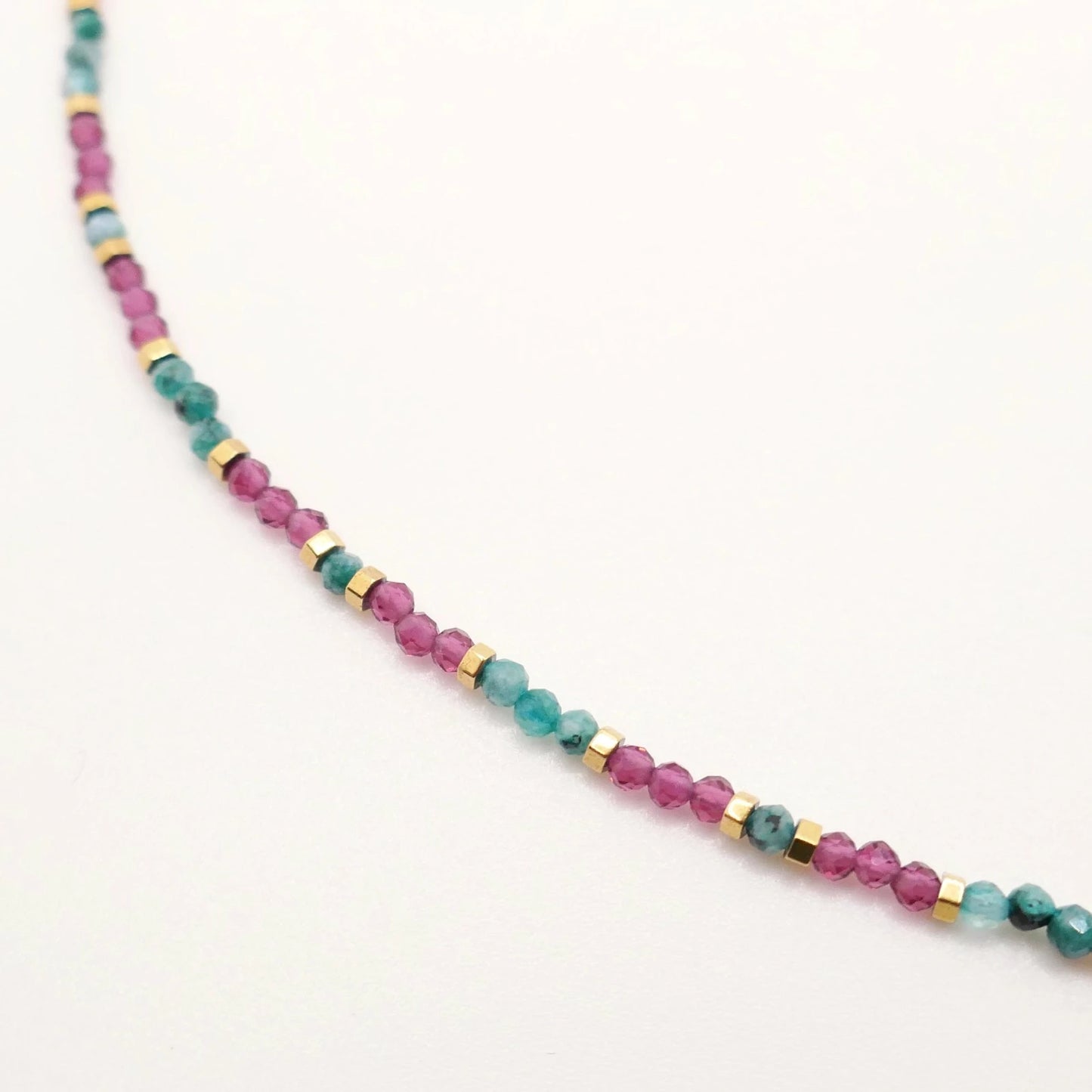 collier en petites perles à facettes cristal brillant rouge vert et or