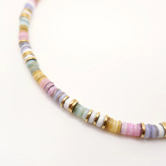 Collier aux dominantes pastel fabriqué à la main en perles heishi et pierres semi-précieuses