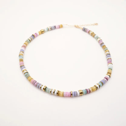 Collier aux dominantes pastel fabriqué à la main en perles heishi et pierres semi-précieuses