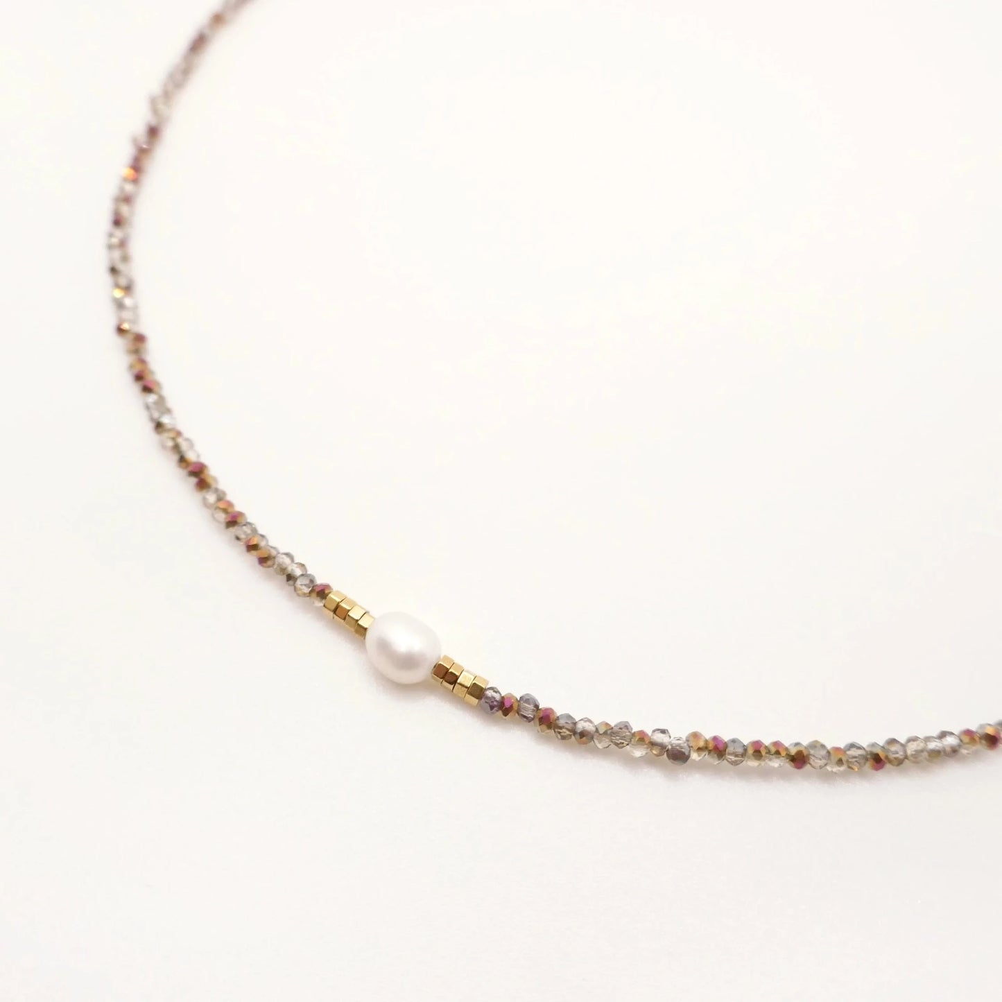 Fin collier pour femme avec de petites perles transparentes irisées et une belle perle d'eau douce au centre