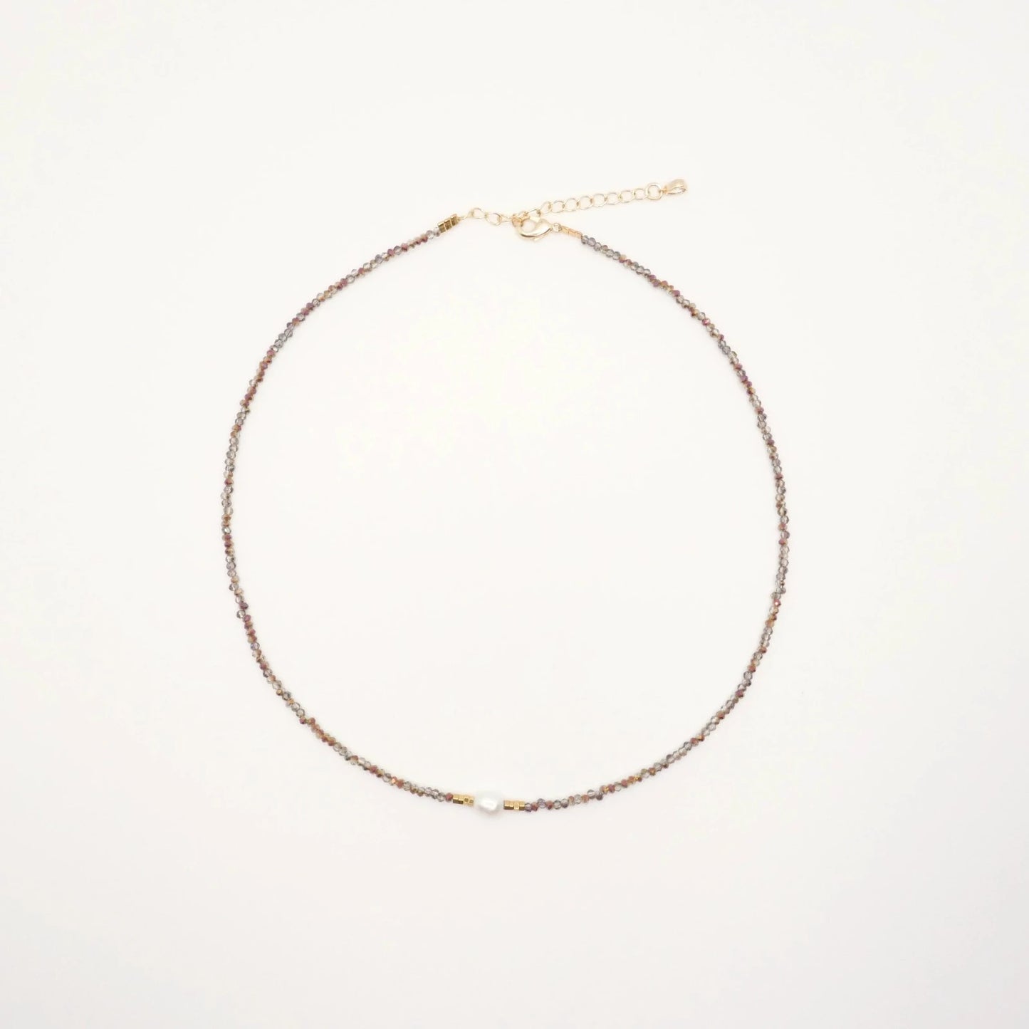 Fin collier pour femme avec de petites perles transparentes irisées et une belle perle d'eau douce au centre