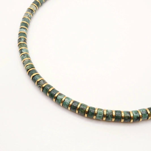 Collier ethnique vert et or en grosses perles heishi