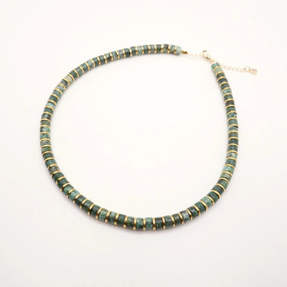 Collier ethnique vert et or en grosses perles heishi