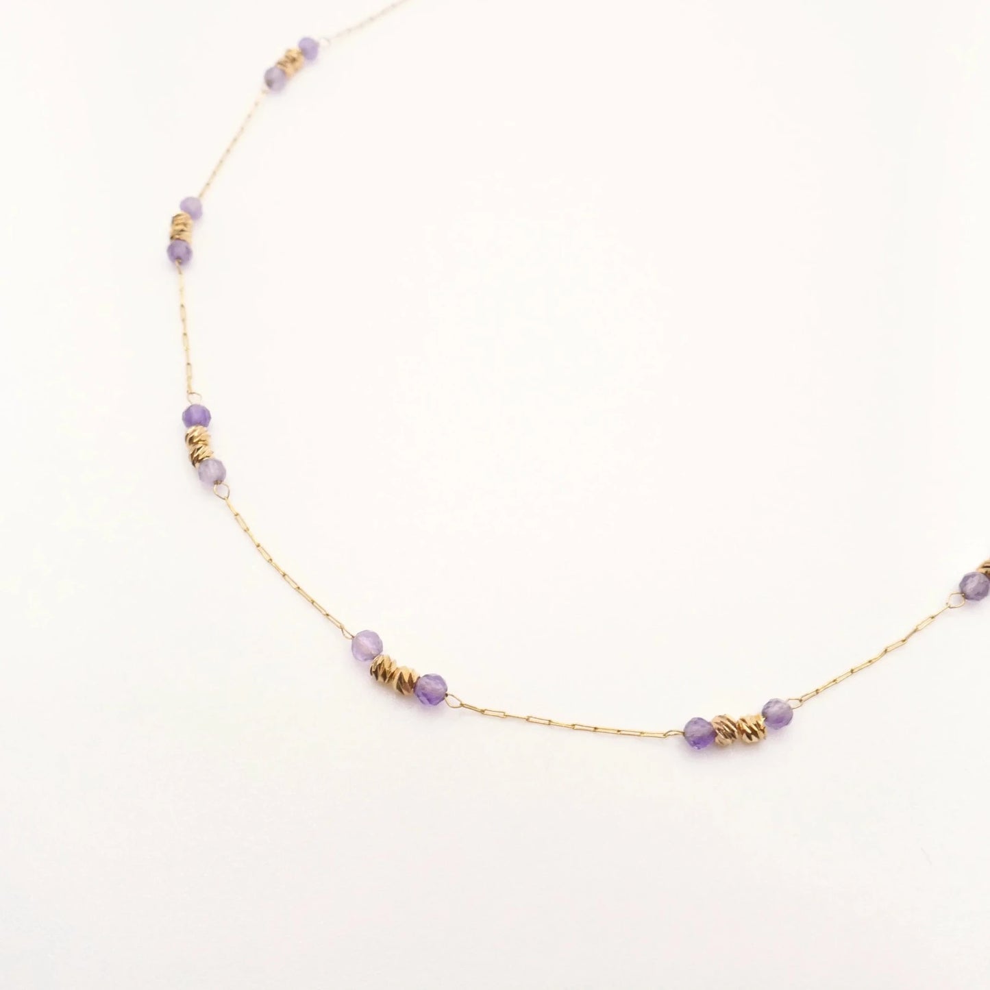 collier d'oreilles bijou unique entre collier et boucles d'oreilles pour femme or et perles violettes