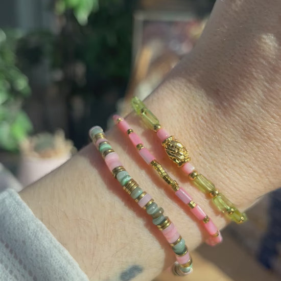 trois bracelets en accumulation roses et verts
