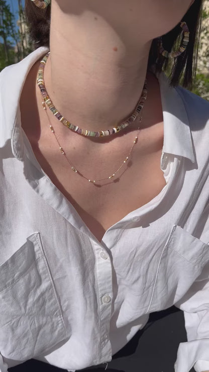 femme portant un collier chaine or et petites perles nacre blanche perles de culture