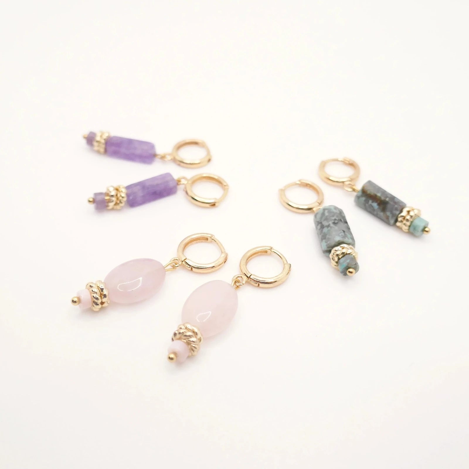 Boucles d'oreilles pendantes en pierres naturelles rose, violette et verte