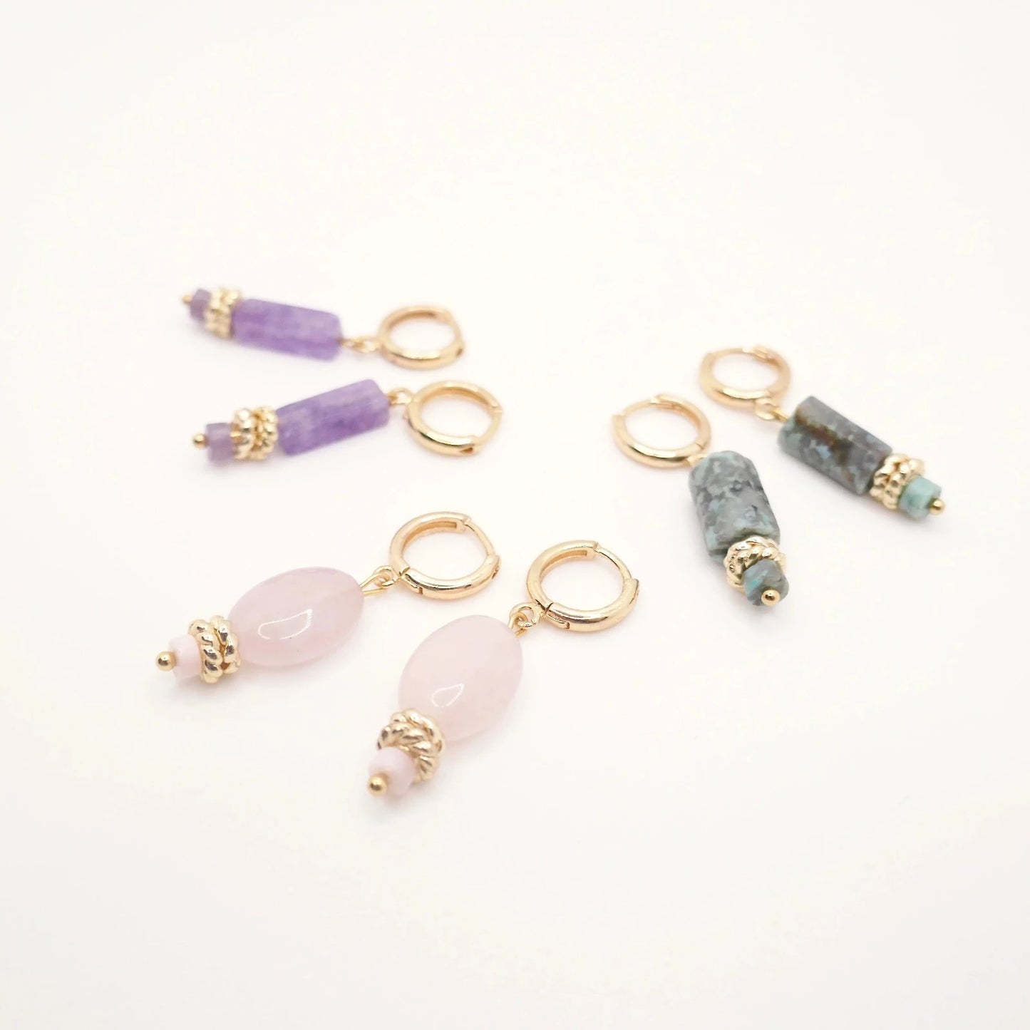 Boucles d'oreilles dorées pour femme et en pierres naturelles violette, rose, or et vert