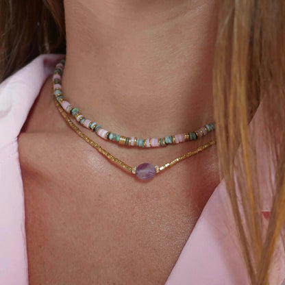 femme en été portant des colliers en perles colorées
