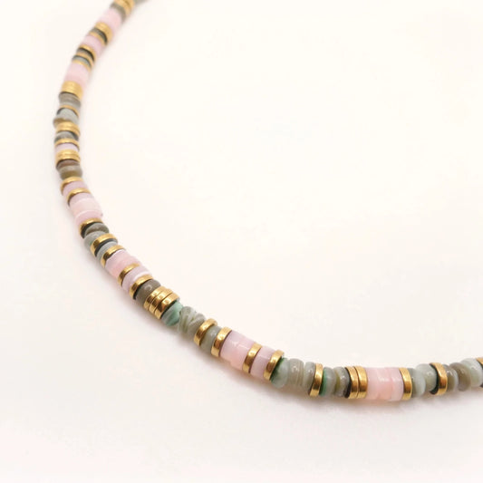 collier multicolore en perles et coquillage pour femme