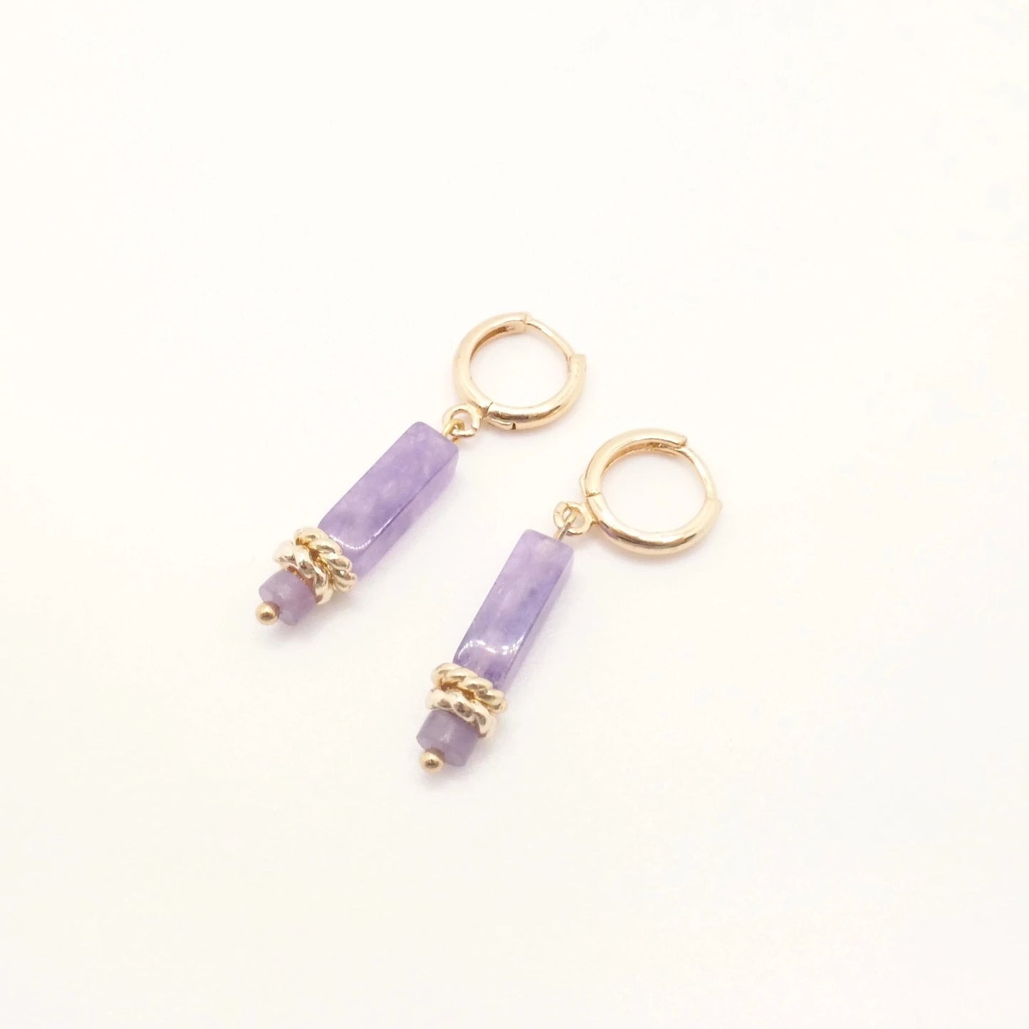Paire de boucles d'oreilles dorées et en pierre naturelle violette