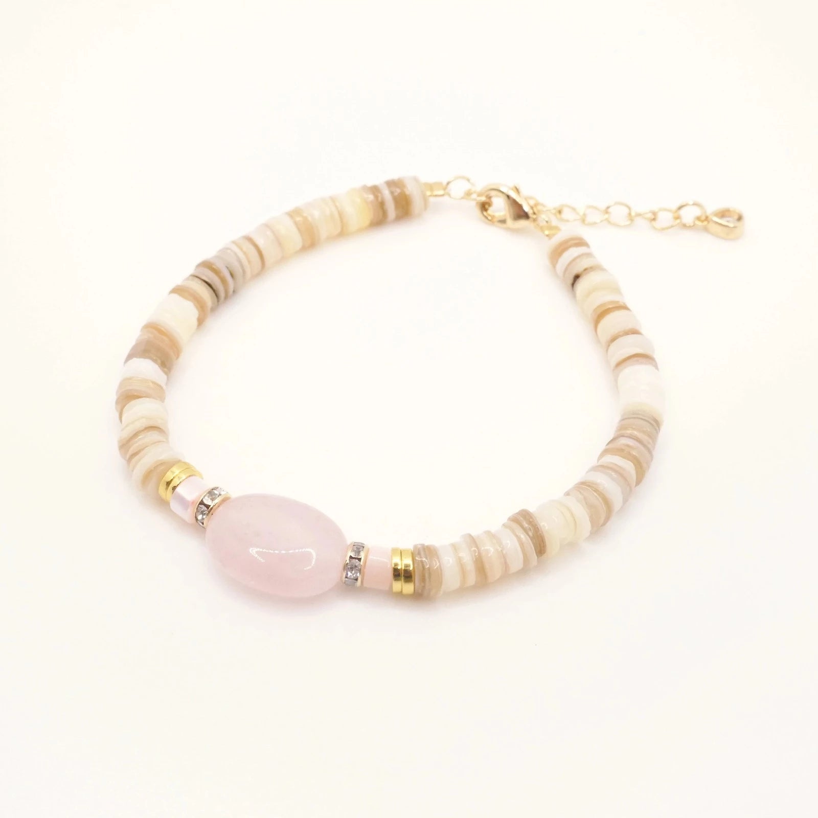 Bracelet en perles beiges et dorées et pierre semi-précieuse de Quartz rose
