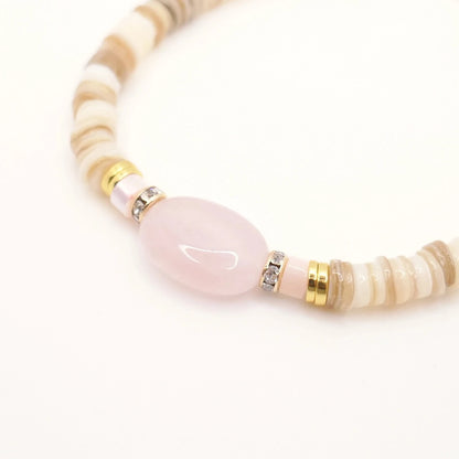 Bracelet en perles beiges et dorées et pierre semi-précieuse de Quartz rose