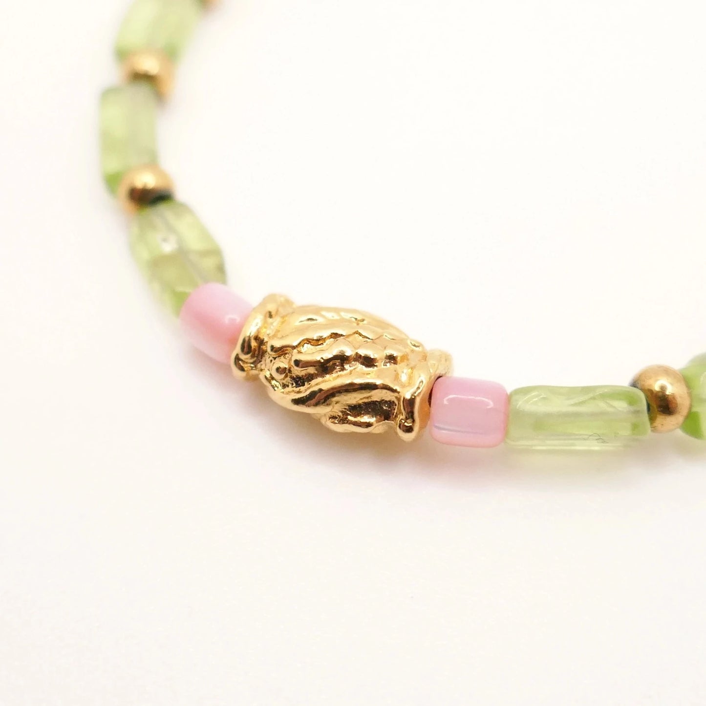 Bracelet pour femme en pierres Péridot d'Egypte vert, petits cubes roses et perles baroques dorées à l'or fin