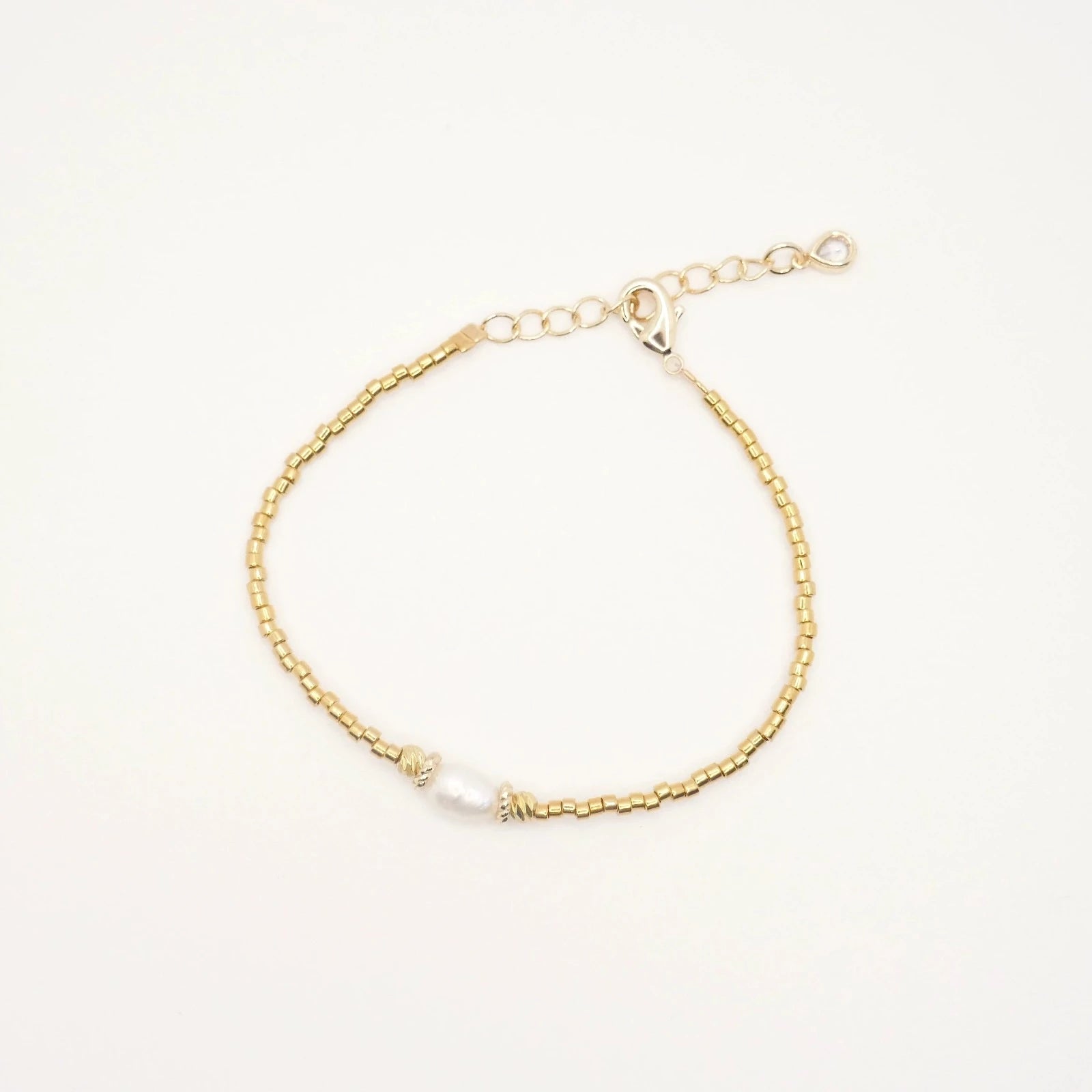 Bracelet en perles plaquées or et pierre naturelle de nacre blanche